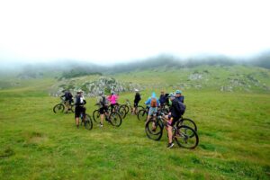 Cicloturisti su altopiano in Abruzzo