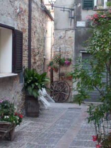 borgo di Atri angolo fiorito - escursione ad Atri con degustazioni