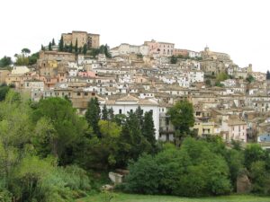 panorama di Loreto Aprutino visto dal parco Lauretum - Oleoturismo Abruzzo tour esperienziale