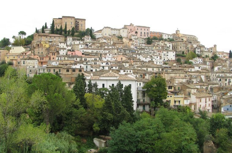 panorama di Loreto Aprutino visto dal parco Lauretum